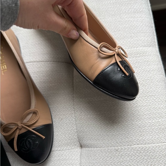 CHANEL Beige and Black Flats - Picture 3 of 10